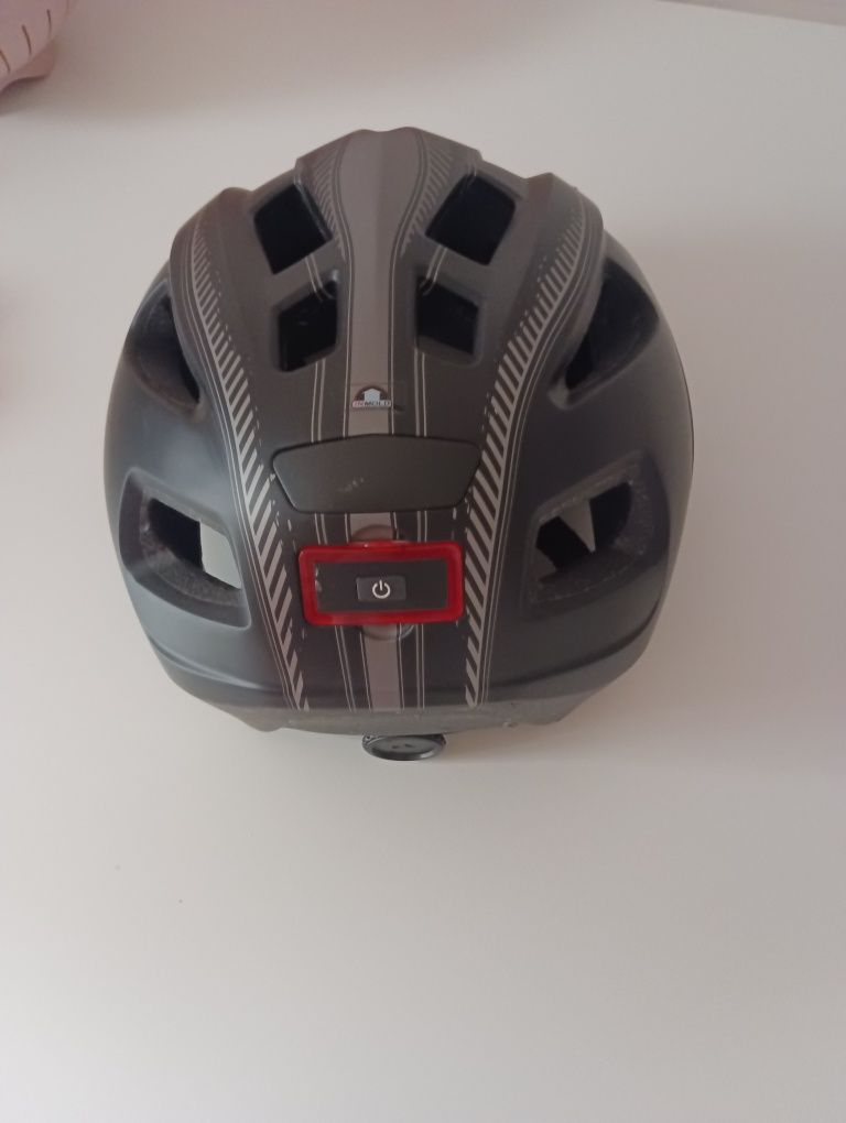 Capacete para bicicleta com luz e outros afins