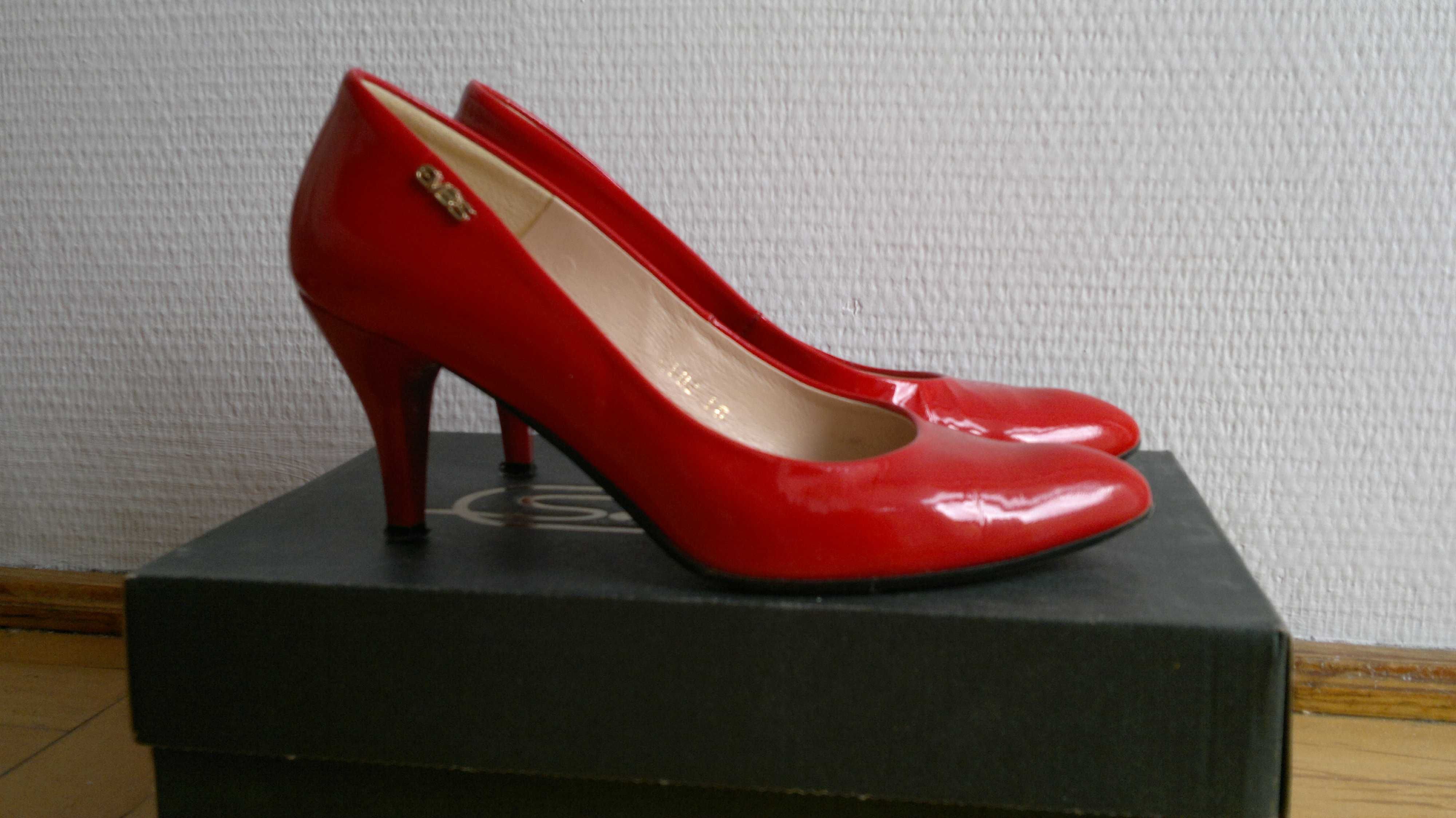 Skórzane czerwone lakierowane buty 37 4 obcas 7 cm wygodne zakryte
