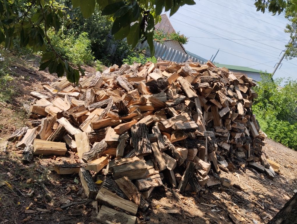 Покол дров у вас дома за разумную плату .