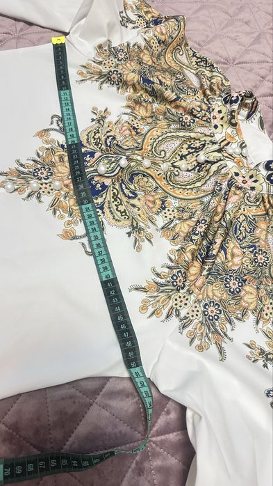 Нарядний костюм білий з принтом