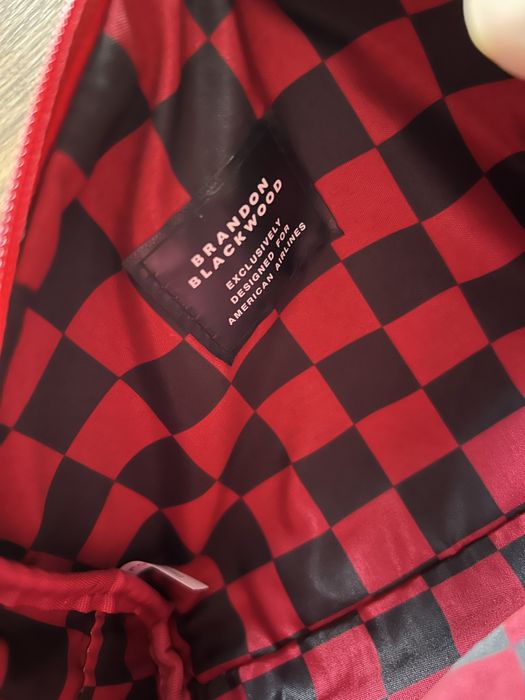 Nowa czarna kosmetyczka