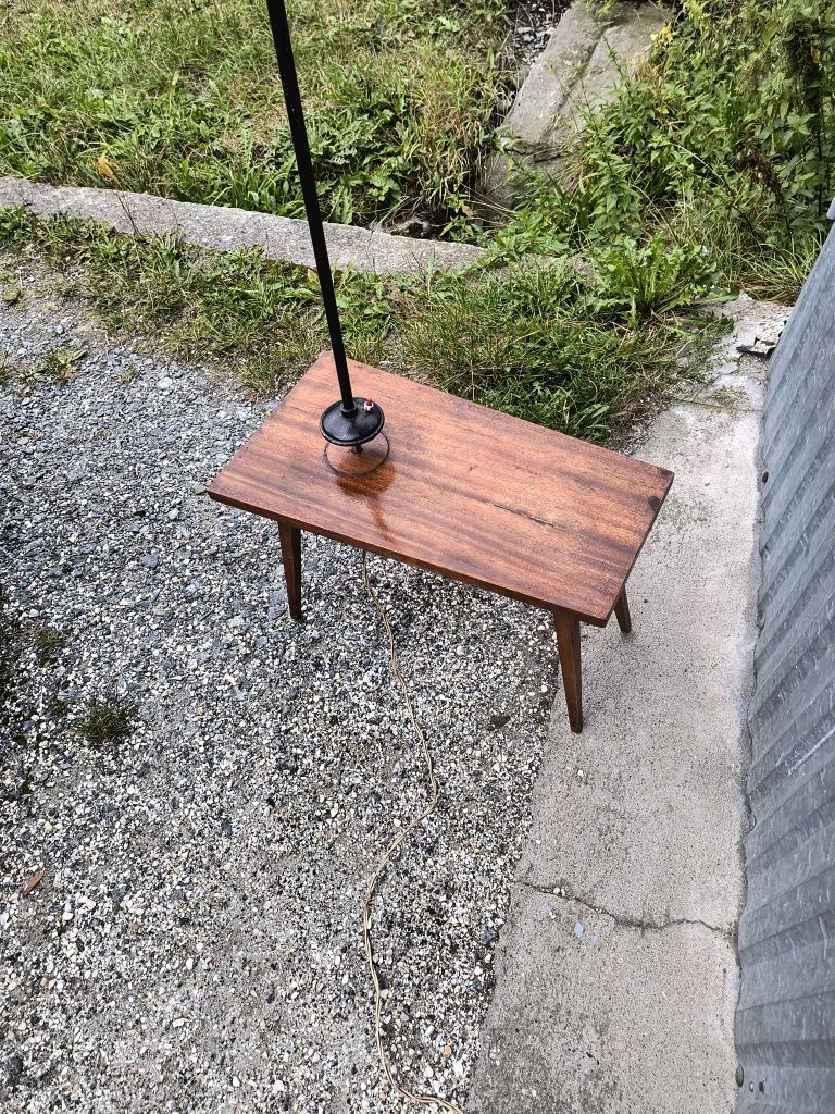 Stara lampa że stolikiem PRL