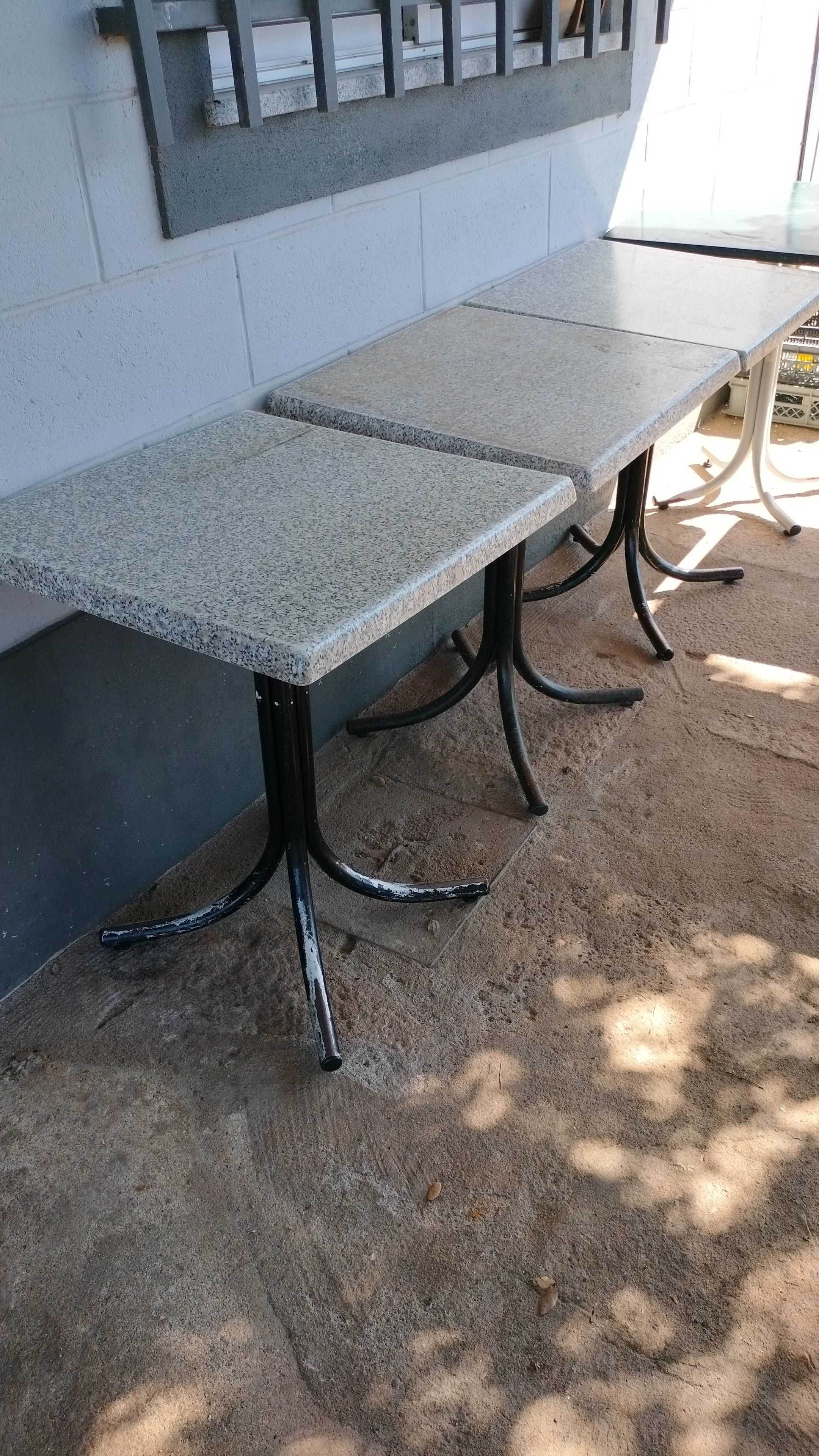 Mesas de cafe e cadeiras