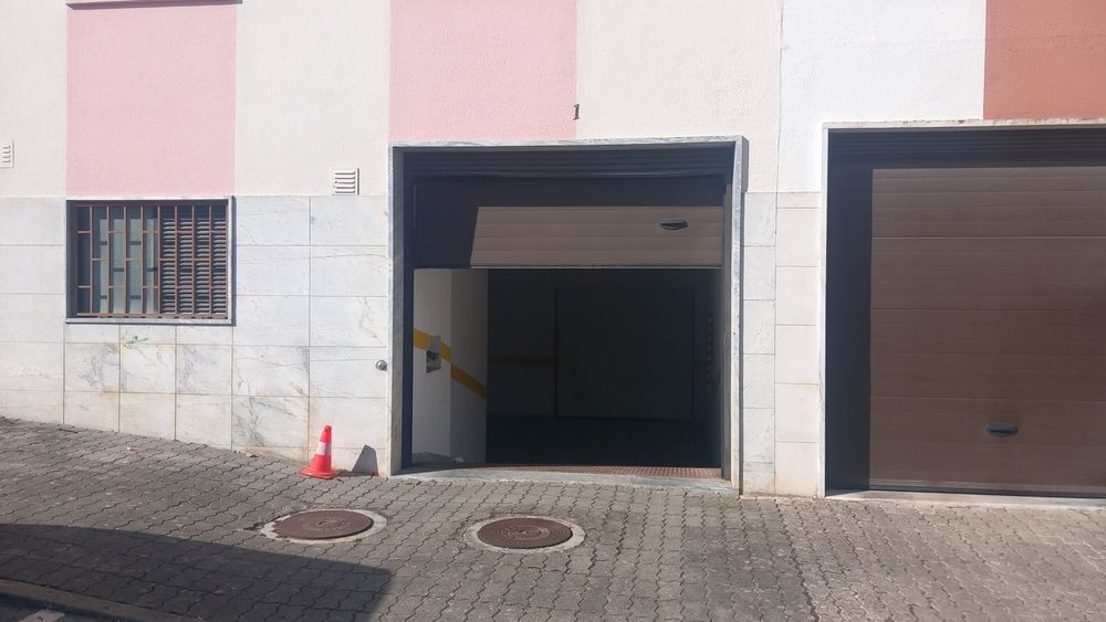 Garagem com luz e tomada