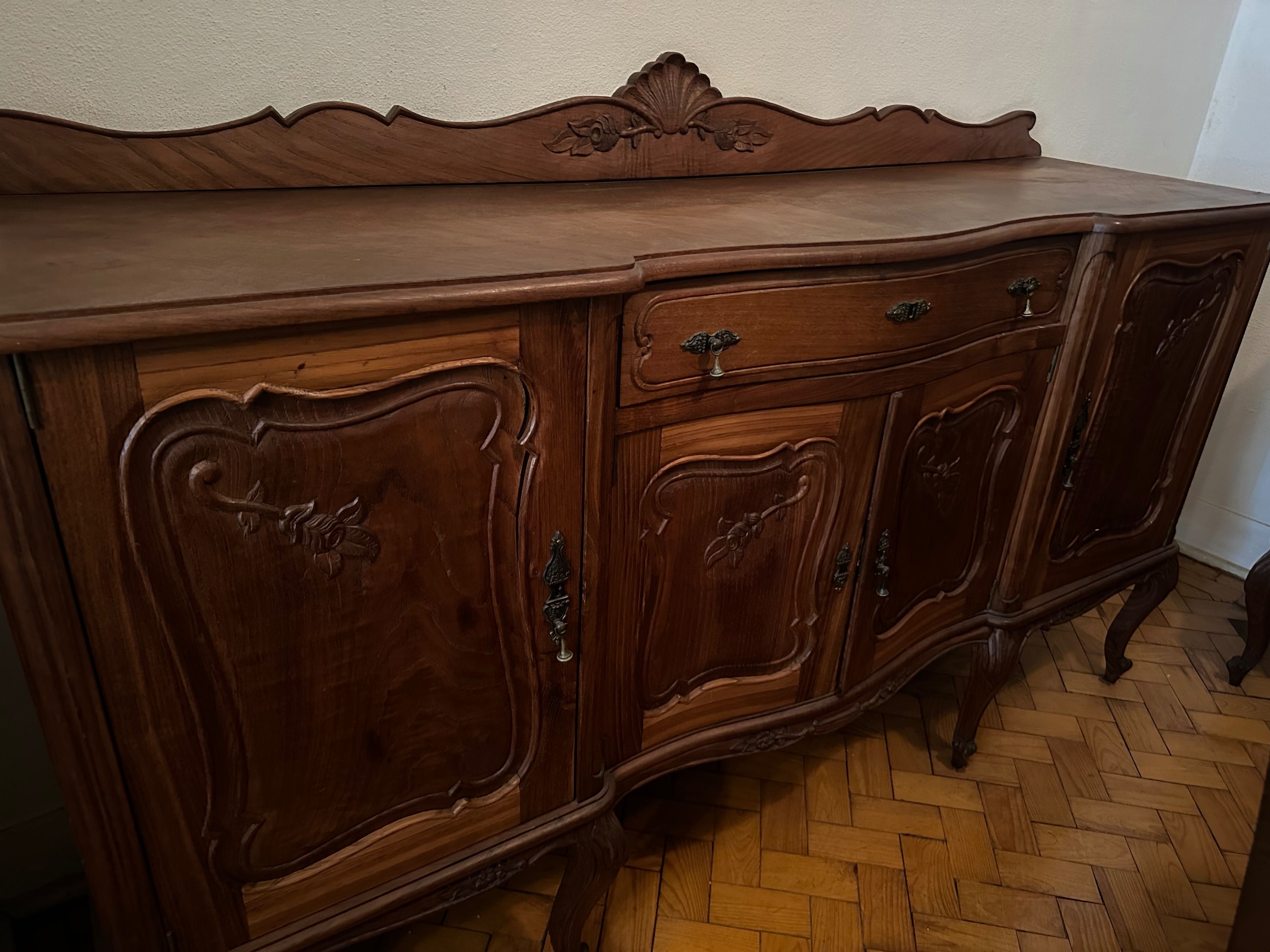Conjunto de sala vintage: mesa extensível, cadeiras e aparadores