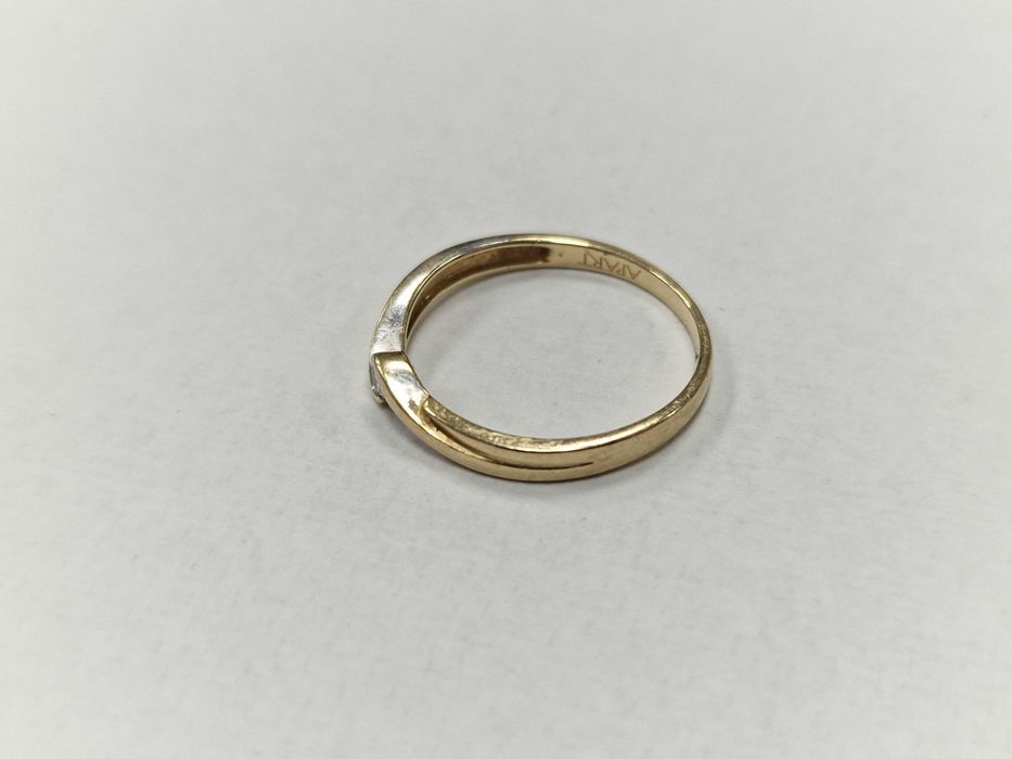 Złoty pierścionek/ 585/ 1.84 gram/ R16/ Apart/ DIA 0.06 CT/ nowoczesny
