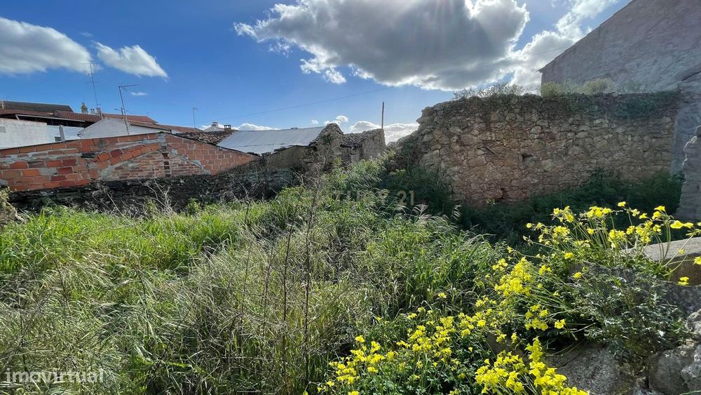 Terreno urbano, com palheiros | Ladoeiro, Idanha-a-Nova