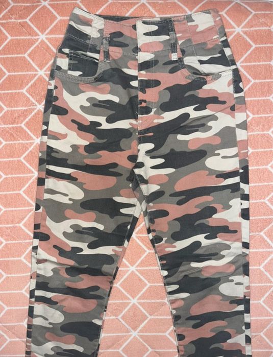 Calças Bershka Estampa Cinzento Rosa e Branco