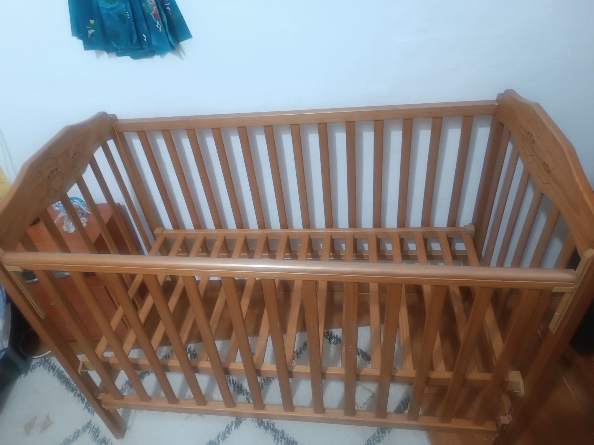 Park e cama de bebê