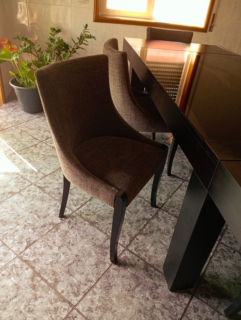 Mesa e cadeiras sala de qualidade