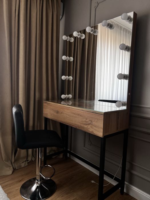 Візажний стіл з дзеркалом. Візажний стілець. Барний стілець