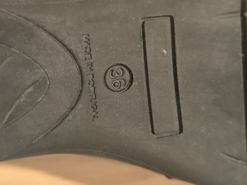Sapatos pretos confortaveis