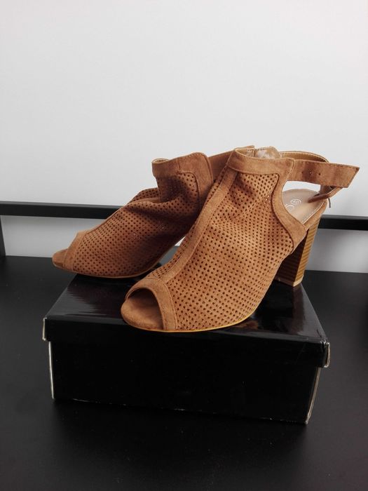 Sandały na słupku r. 40