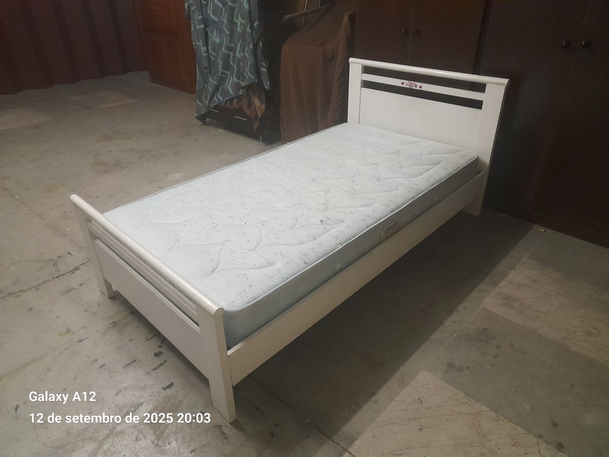 Cama branca solteiro com estrado e colchão