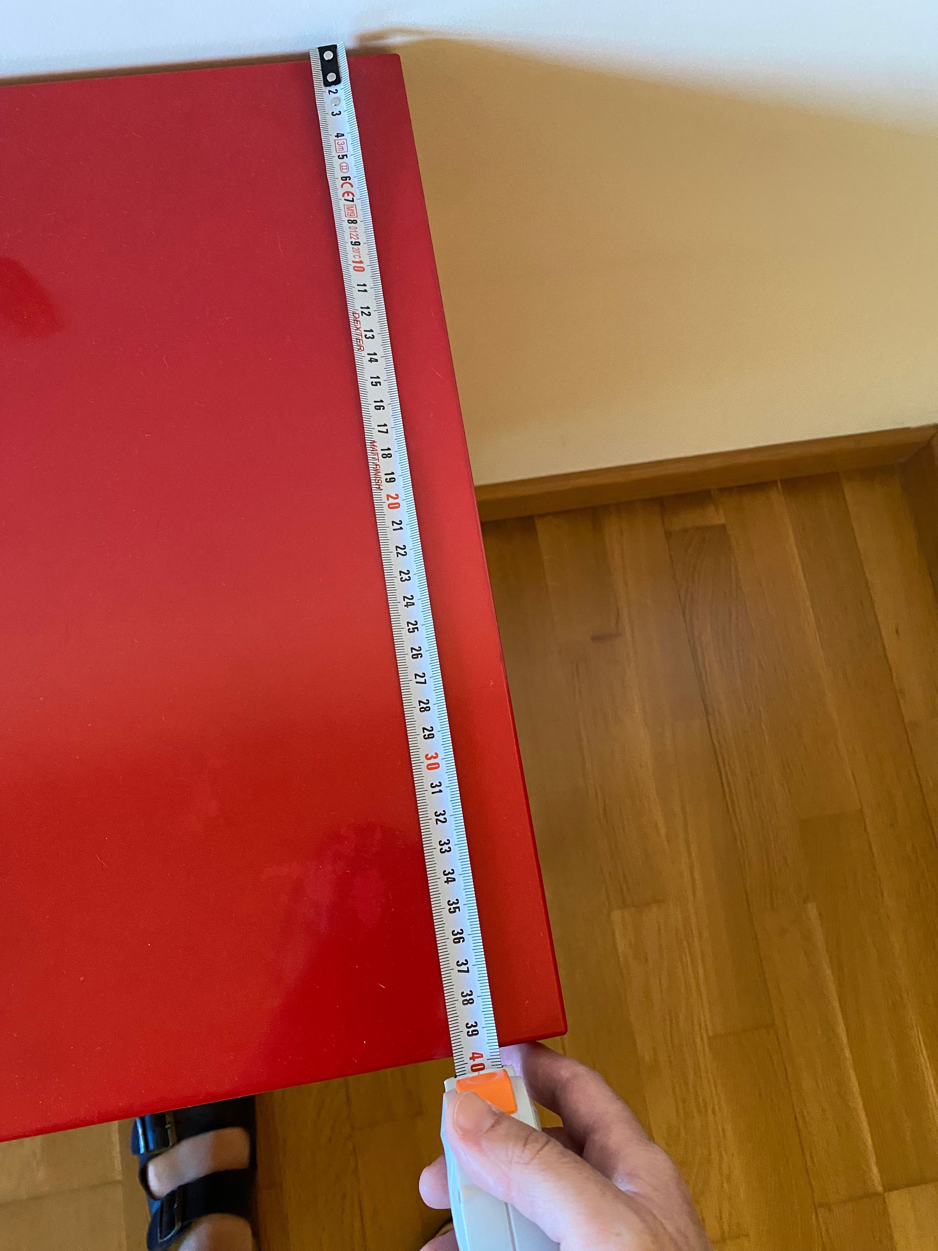 Armário IKEA de metal, cor vermelha.