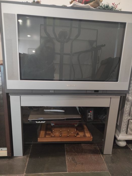 Vendo televisão (a funcionar com comando) e móvel.