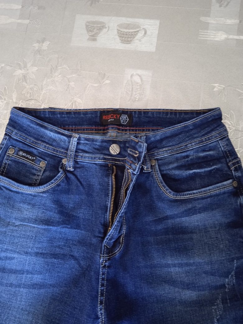 Продам джинсы новые женские