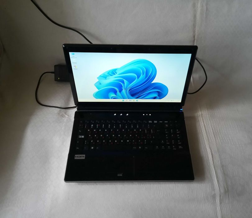 Ноутбук Clevo W86CU