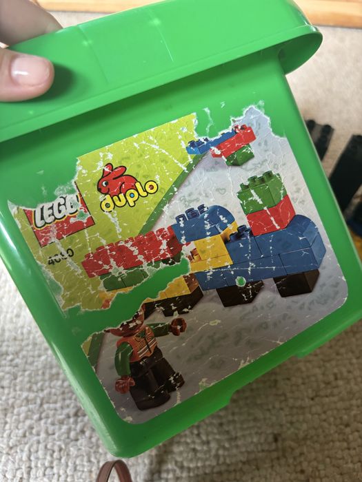 LEGO Duplo 4080 – zielone wiaderko klocków + figurka budowlańca