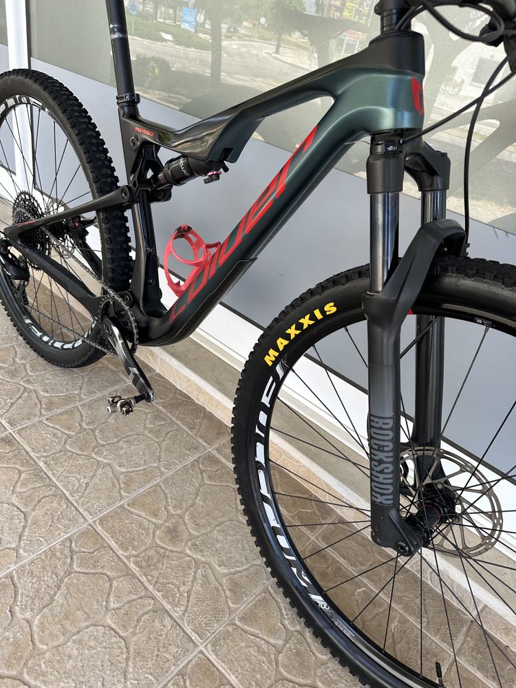 Bicicleta de BTT - Suspensao total - Carbono