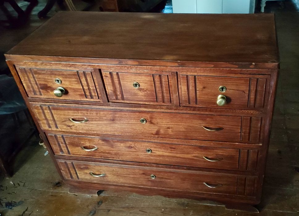 Cómoda antiga em madeira