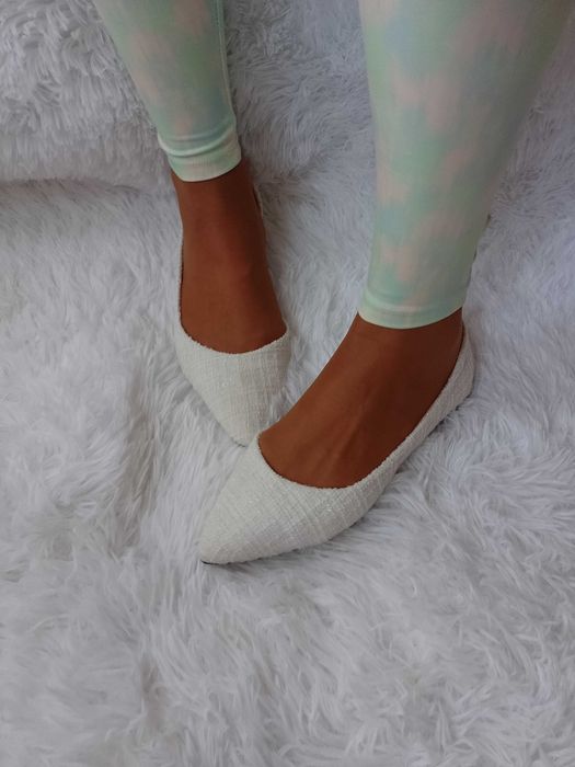 (38) Białe, tweedowe baleriny wieczorowe z mieniącą nitką, NOWE