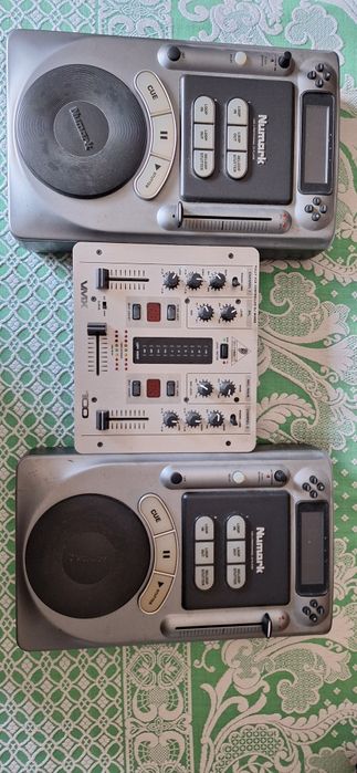Material Dj- 2 Numarks Axis 4 e mesa Behringer VMX 100