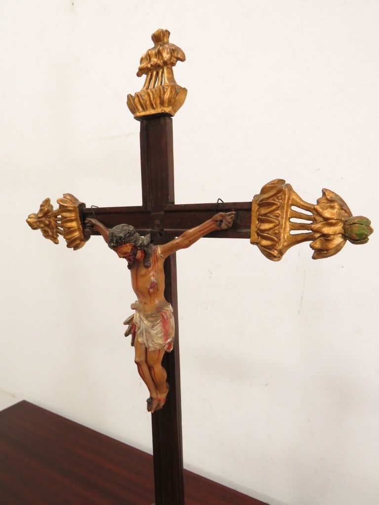Cristo na Cruz em madeira policromada.