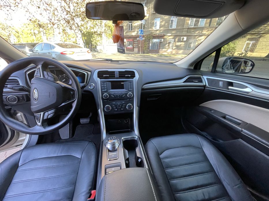 Ford Fusion Hybrid в аренду. RedRent.