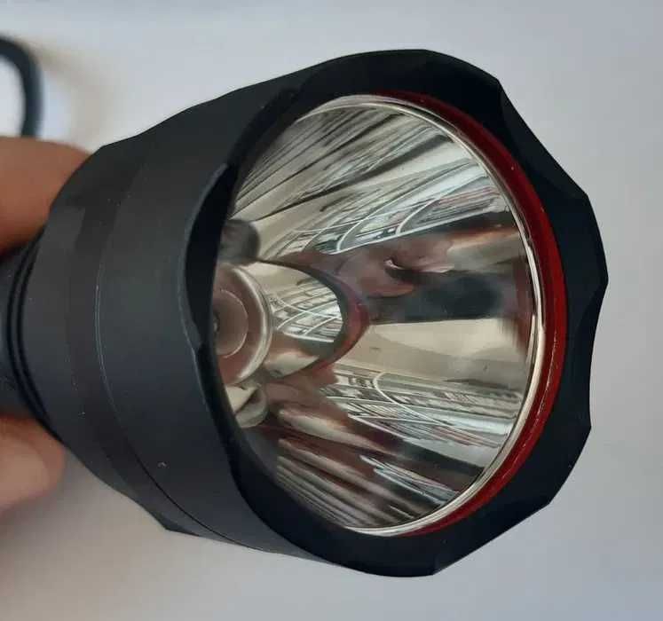 mocna latarka Ultrafire C8 w zestawie ogniwo 18650 convoy