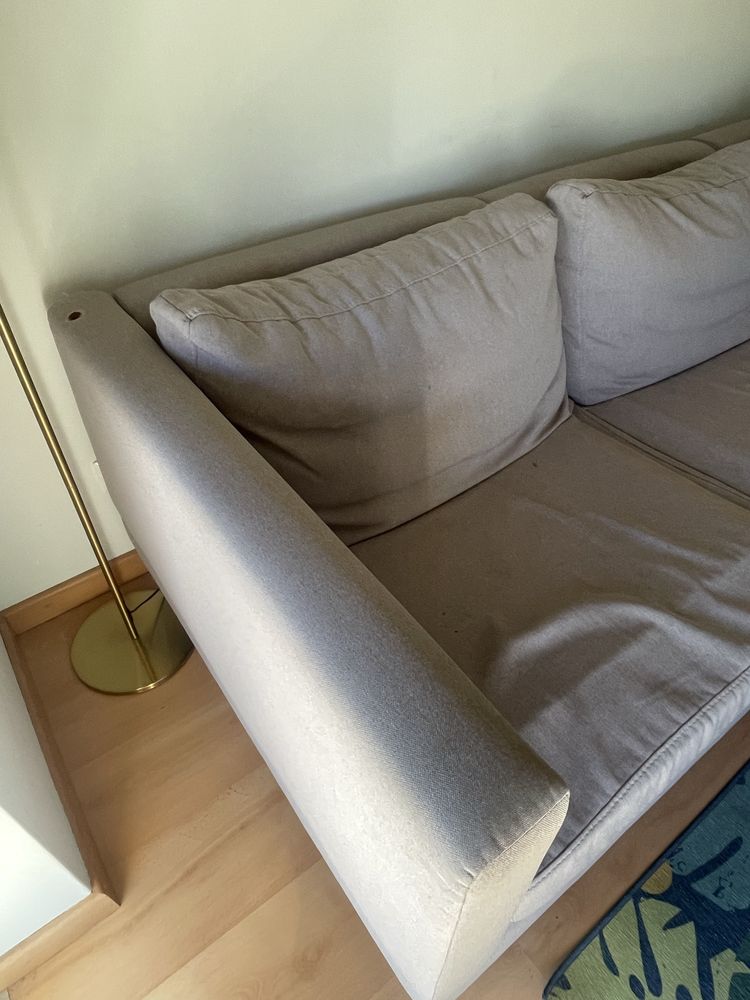 Sofa com chaise long beje acinzentado da ANARIC.