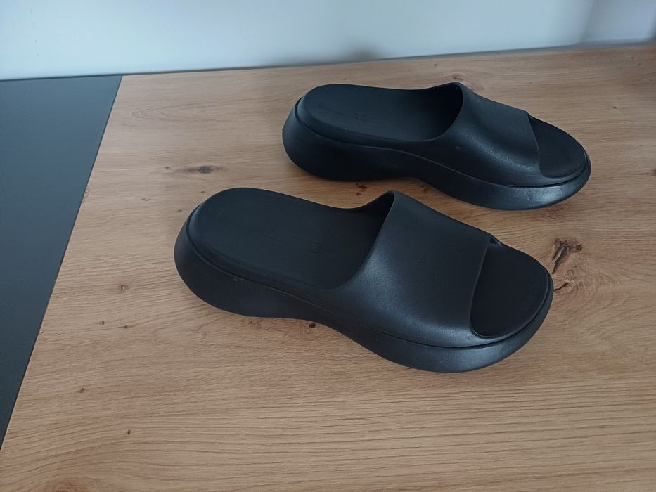 Klapki  czarne Zara rozmiar 40 na grubej podeszwie jak yezzy