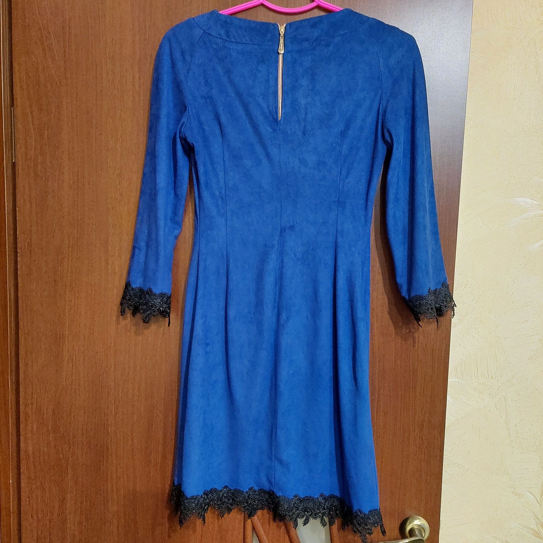 Женское платье из замша синего цвета