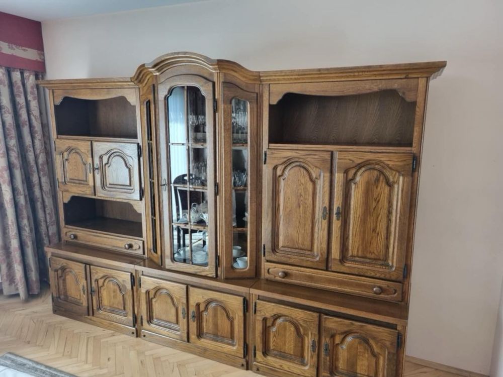 Meble do salonu mebloscianka drewniana komoda i stół z krzesłami