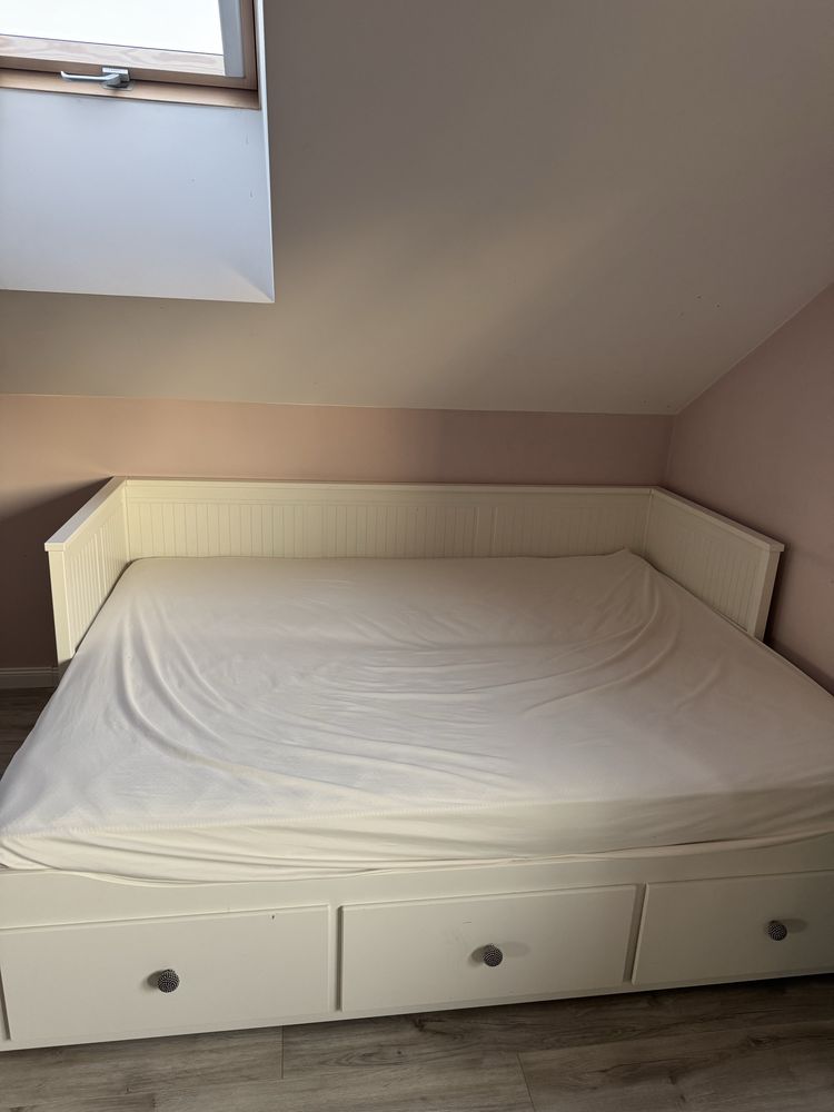 Białe łóżko z ikea