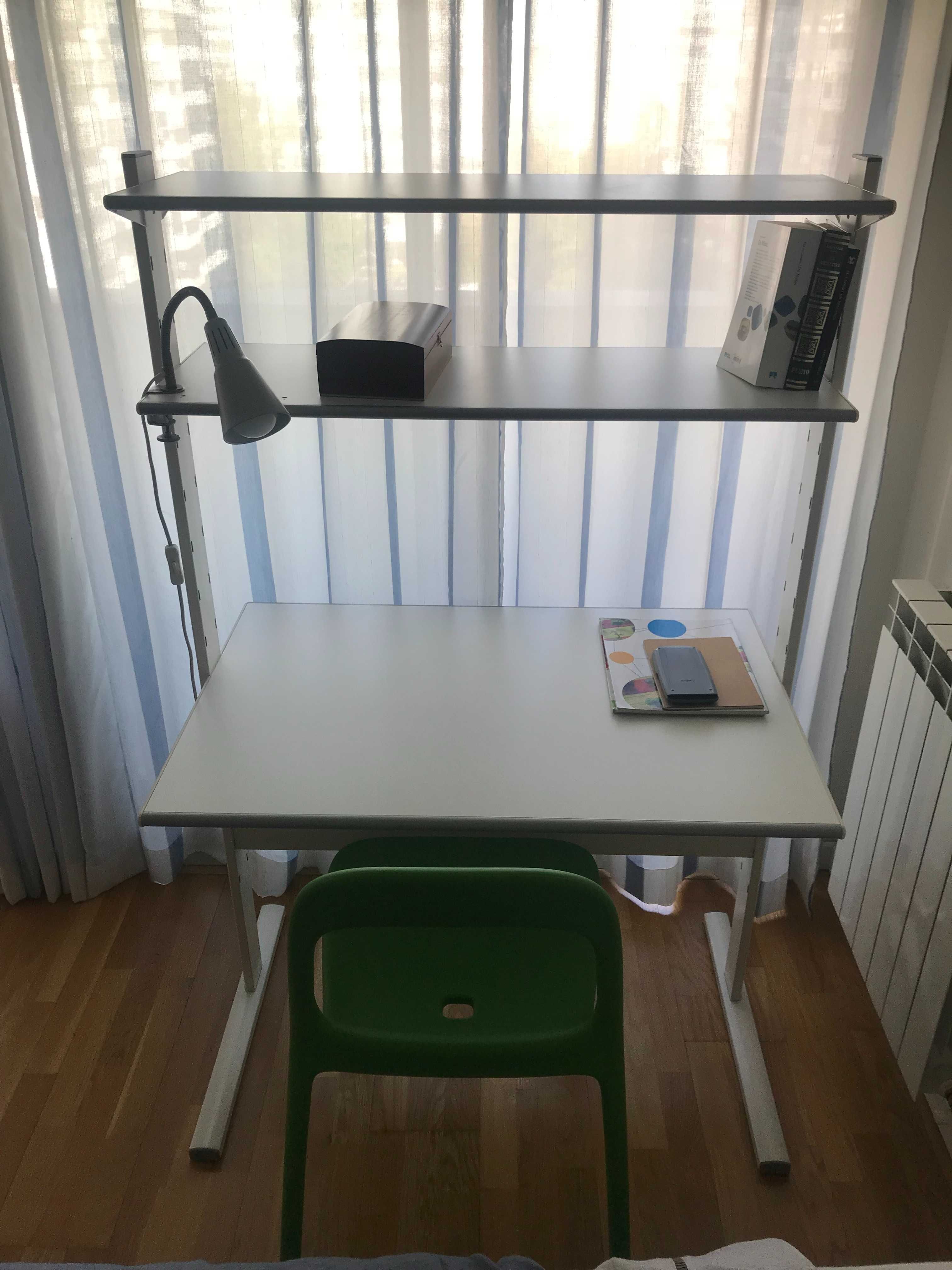 Secretaria IKEA com 2 prateleiras