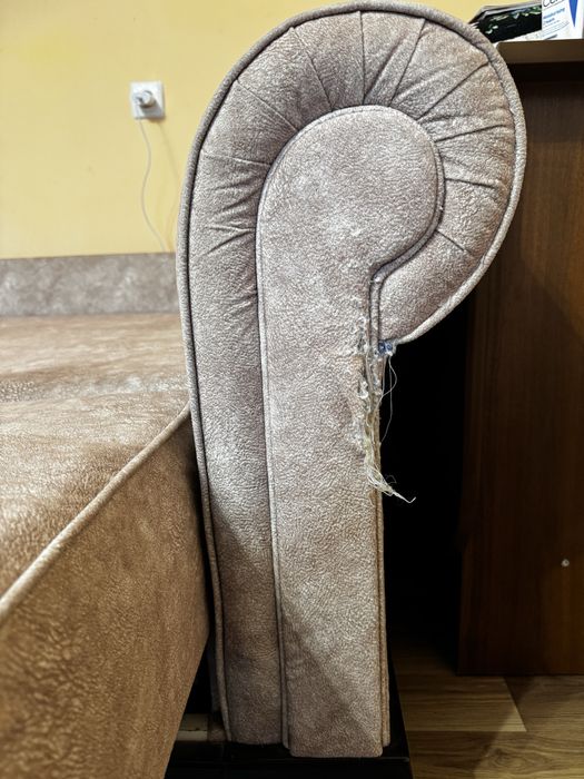 Продам диван бежевого кольору