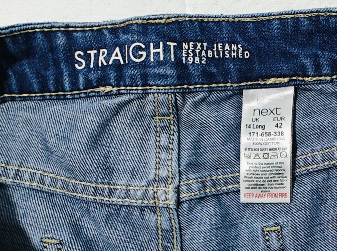 Damskie dżinsy straight jeans z dziurami i przetarciami