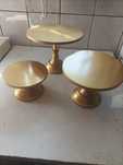 3 metalowe patery ma ciasto