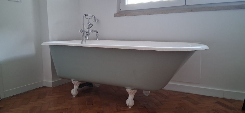 Banheira retro esmaltada com torneira de chão