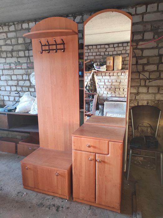 Продам прихожу (1500 за секцію)