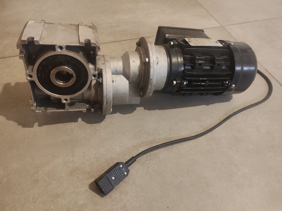 Motoreduktor do palnika tłokowego do pieca na ekogroszek