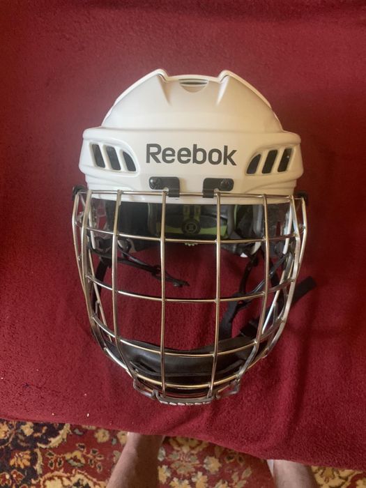 Хоккейный шлем