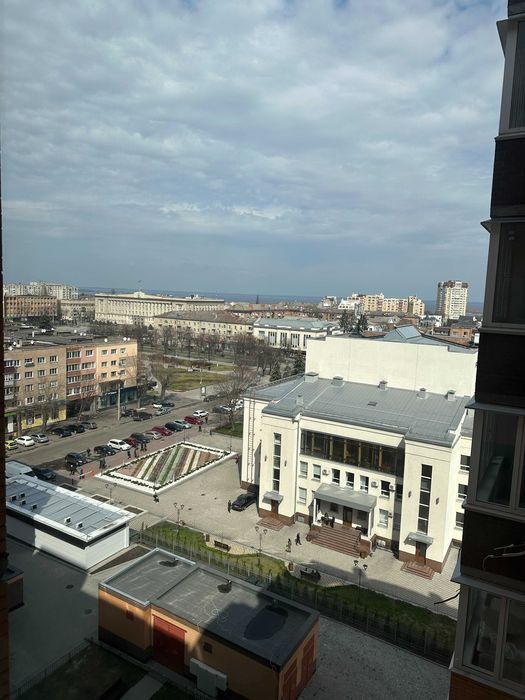 Простора квартира в центрі за драм.театром