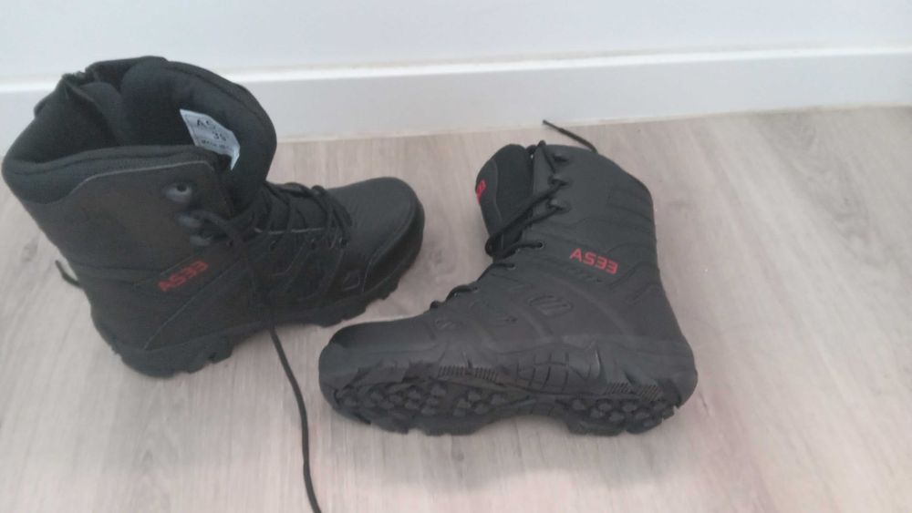 Descrição: Drone, botas de motociclista, capacetes.