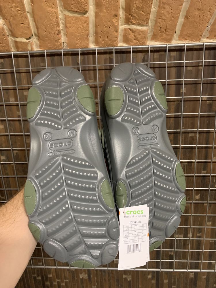 Оригінальні крокси Crocs нові сірі легкі з етикетками сандалі Men 46