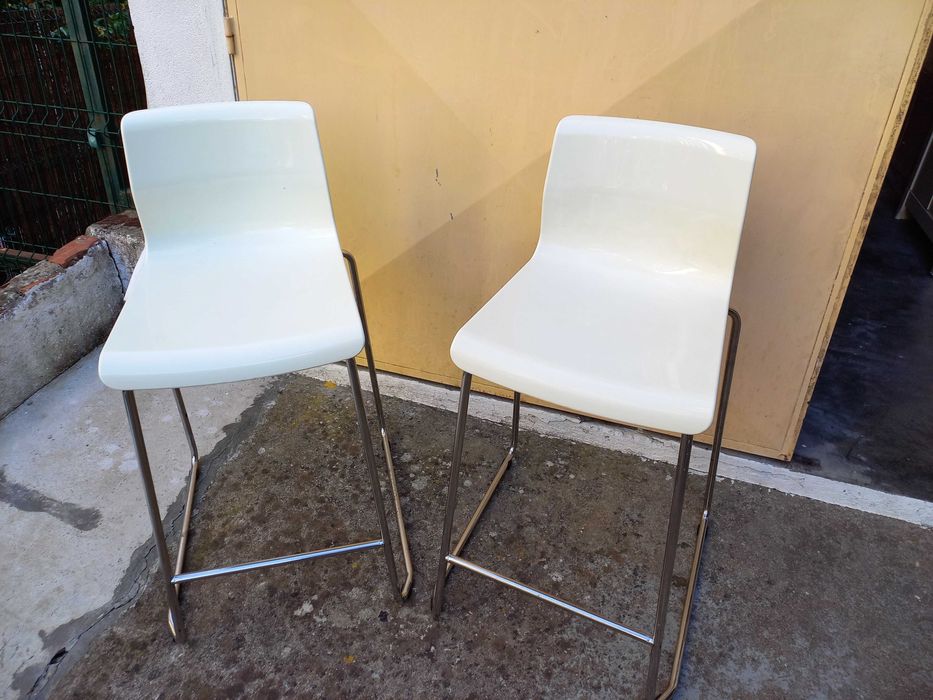 2 bancos altos cromados com apoio para os pés