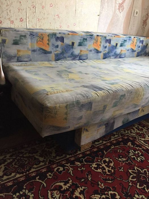 Продаю диван двухместный, отличное состояние.