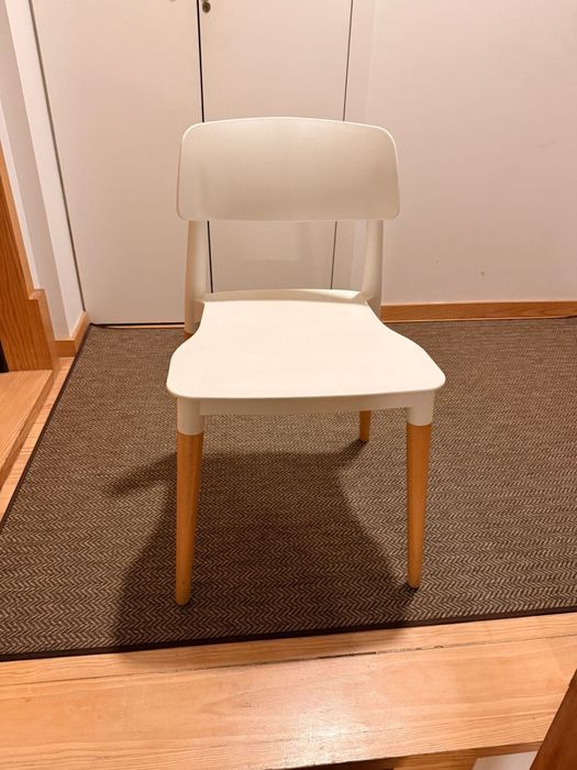 24 Cadeiras brancas e madeira