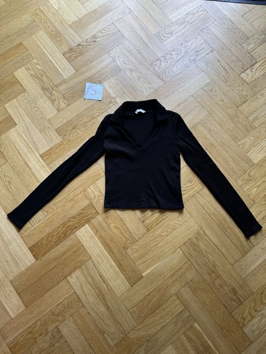 Bluzka stradivarius s z dekoltem w serek i kolnierzykiem